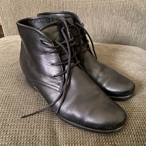Ecco Laceup Bootie Black 41 EUC